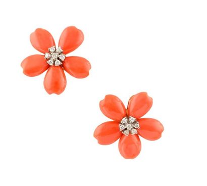 null PAIRE DE BOUCLES D'OREILLES en or jaune sylisant une fleur en corail, le pistil...