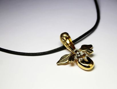 null PENDENTIF BROCHE en or jaune et platine stylisant une fleur d'orchidée retenant...