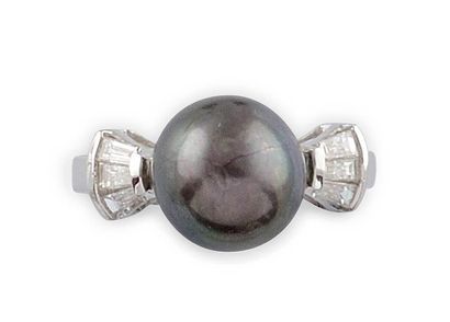null IMPORTANTE BAGUE en or gris, sertie d'une perle noire de tahiti et épaulée de...