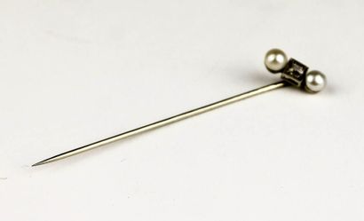 null EPINGLE A CRAVATE en or gris, sertie d’un diamant de taille ancienne encadré...