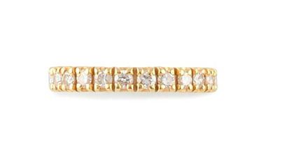 null ALLIANCE en or jaune sertie d'une succession de vingt quatre diamants de taille...