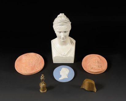 null Quatre pièces sur le Premier empire: - «L’Impératrice Joséphine» Buste en plâtre....