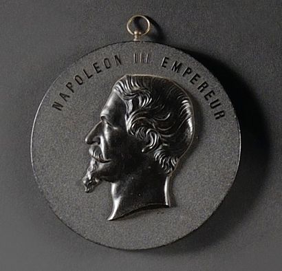 null «L’Empereur Napoléon III et le Prince Impérial» de profil. Deux médaillons ronds...