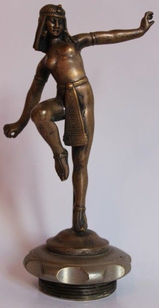 null «Danseuse Egyptienne»
Mascotte signée D. Alonzo (Dominique ALONZO Actif 1910-1930)...