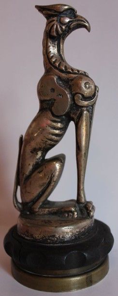 null “Griffon”
Mascotte en bronze argenté. 
Montée sur bouchon, ailes manquantes....