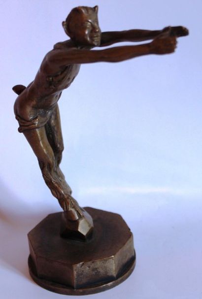 null “Faune”
Mascotte en bronze, patine bronze. 
Montée sur bouchon. 
H: 14 cm