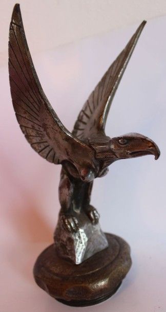 null “Chimère”
Mascotte signée Bourcart, bronze argenté. 
Montée sur bouchon. 
H:...
