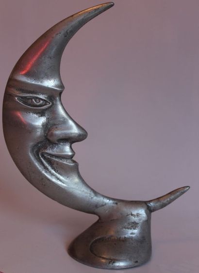 null “Lune qui rit”
Mascotte en aluminium d’origine Suisse. 
H: 17 cm.