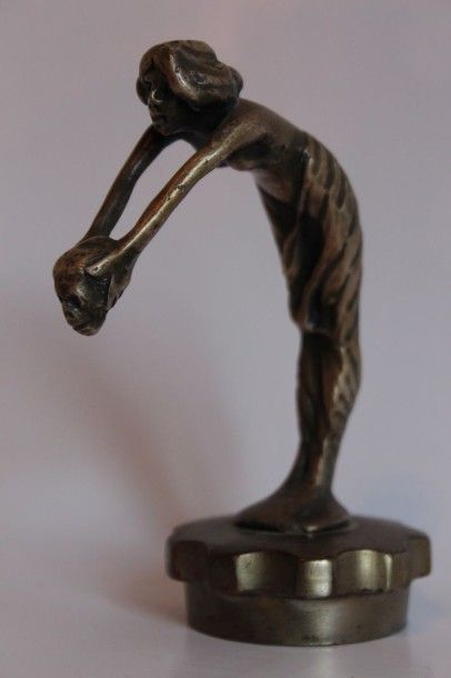 null “La Nymphe tenant un crane ”
Mascotte en bronze argentée. Scellée sur un bouchon,...