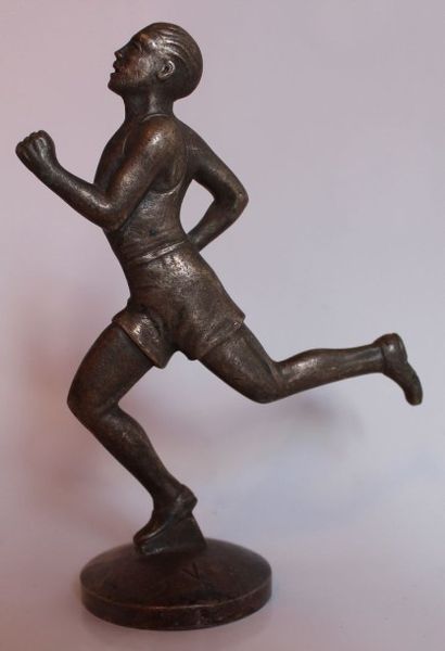 null “Coureur à pied”
Mascotte signée S.V. Bronze argenté. 
H: 12.5 cm