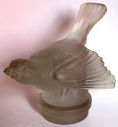 null “L’Oiseau”
Mascotte en verre moulé pressé mat. 
H: 13 cm. Bec abimé.