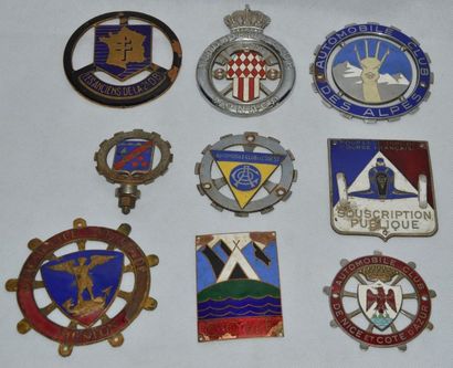 null Lot de 9 badges de calandre automobile:
Automobile Club de l’Ouest (ancien modèle),...