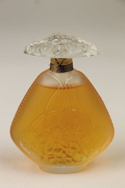 LALIQUE Parfums Fondé par Marie-Claude LALIQUE (1935-2003)