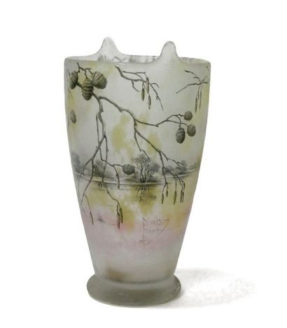 DAUM Nancy «Marsaule sur fond de paysage lacustre»
Vase cornet à deux petites anses...