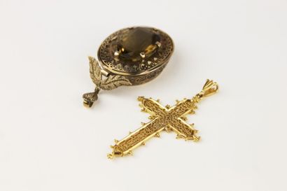 null PENDENTIFS comprenant une croix en or jaune ajourée et un pendentif en laiton...