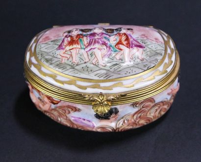 null BOITE A BIJOUX en porcelaine de forme coquille à décor polychrome de danseuses...