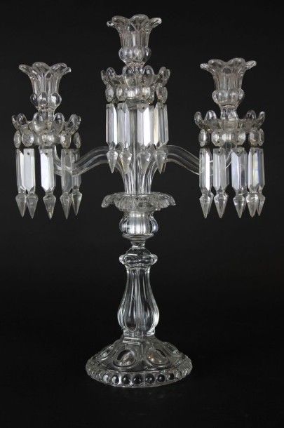 BACCARAT Chandelier en cristal à trois bras de lumières à pampilles.
Haut: 45 cm