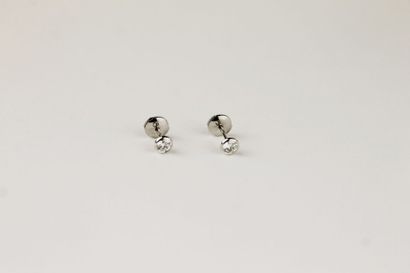 null PAIRE DE PUCES D'OREILLES en or gris retenant deux diamants de 0,20 carat.
Poids...