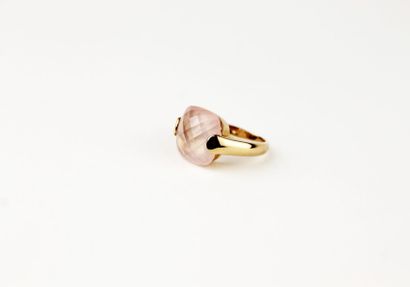 null BAGUE en or rose, la monture jonc retenant un quartz rose de taille coussin...