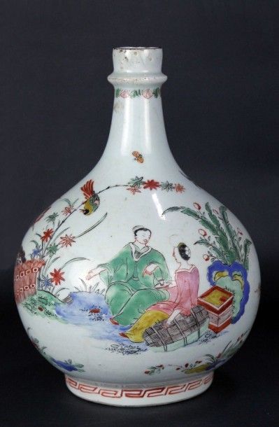 JAPON Vase bouteille en porcelaine polychrome à décor émaillé de branchages fleuris...