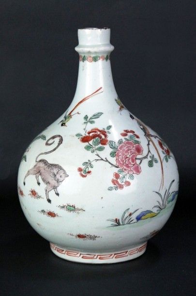 JAPON Vase bouteille en porcelaine polychrome à décor émaillé de branchages fleuris...