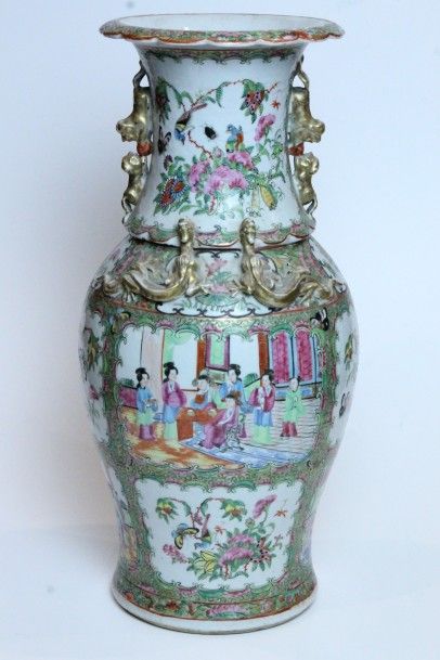 CHINE VASE en porcelaine polychrome à décor de scènes traditionnelles et de cartouches...