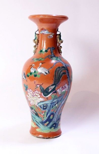 CHINE Potiche en porcelaine polychrome de forme balustre à décor émaillé d'oiseaux...