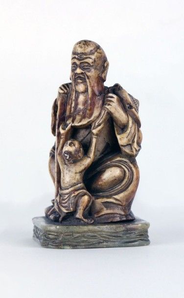 CHINE Sage et enfant Statuette en pierre dure
Haut: 11,5 cm
