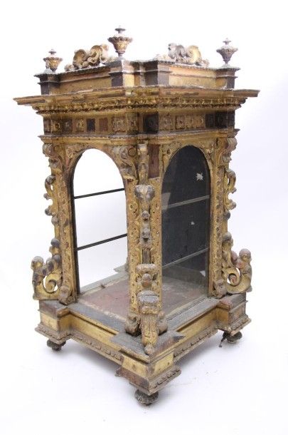 null VITRINE réalisée à partir d'un TABERNACLE en bois doré et richement sculpté...