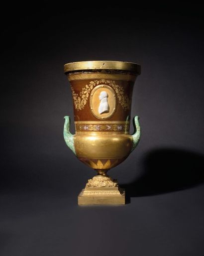 null VIENNE Vase de forme Médicis muni de deux anses à décor de feuillages verts,...