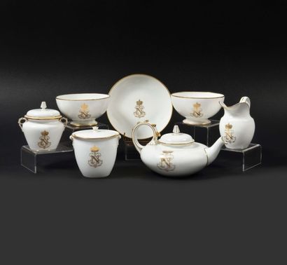 null Deux bols et une sous tasse au chiffre de l'empereur Napoléon III.
En porcelaine...