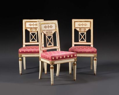 null Suite de trois chaises en bois, relaqué crème rechampi doré à dossier bandeau...