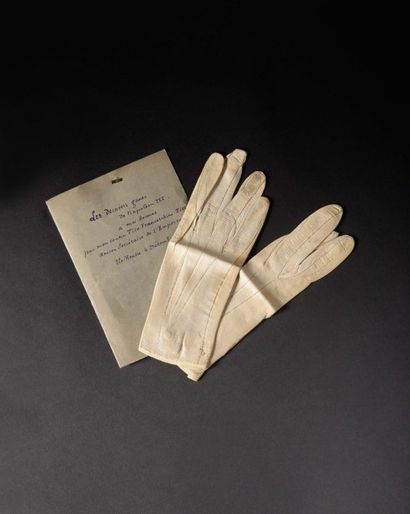 null LES DERNIERS GANTS DE L'EMPEREUR NAPOLEON III Paire de gants en fine peau blanche,...