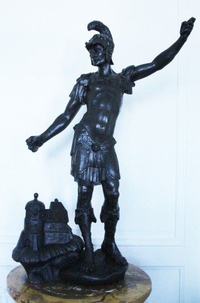 null SAINT FLORIAN en chêne sculpté en ronde-bosse. Debout, le bras gauche levé,...