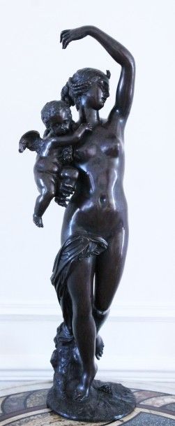 ECOLE FRANCAISE DU XIXème siècle L'Amour et Vénus Bronze patiné sur socle. Hauteur...