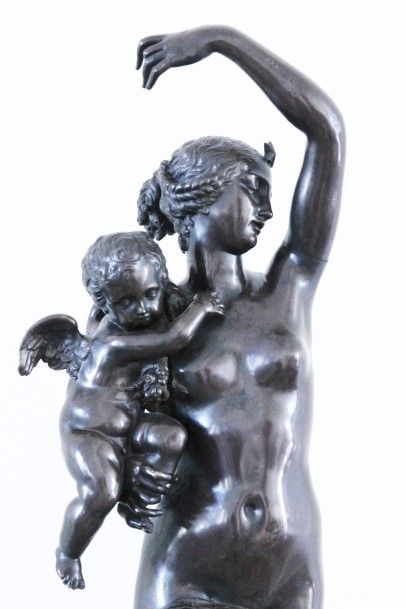 ECOLE FRANCAISE DU XIXème siècle L'Amour et Vénus Bronze patiné sur socle. Hauteur...