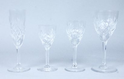 SAINT-LOUIS Service de verres en cristal taillé modèle Chantilly comprenant : 12...