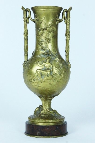 F. BARBEDIENNE Vase à anses feuillagées en bronze doré et ciselé à décor au pourtour...