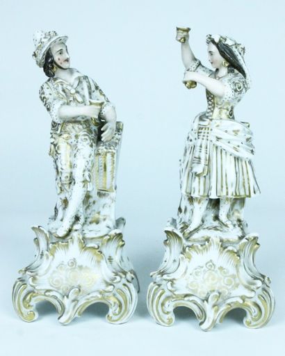 PARIS Paire de sujets en porcelaine blanche et or représentant un couple de danseurs...