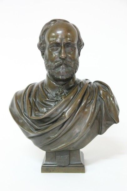 Jean Louis VÉRAY (1820-1881) Portrait du Comte de Chambord Buste en bronze sur piedouche...