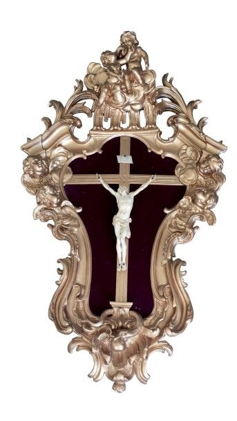 null Important CHRIST en ivoire présenté dans un cadre en bois sculpté, redoré et...