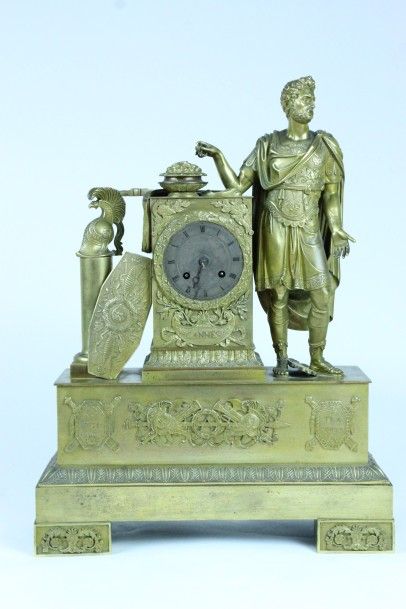 null PENDULE en bronze doré et ciselé représentant César en Empereur Romain, accoudé...