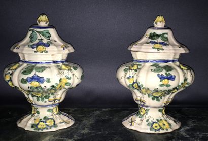 ITALIE DU NORD, XVIIIème siècle Paire de vases couverts en faience polychrome datés...