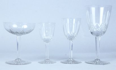 BACCARAT Partie de service de verres en cristal taillé comprenant : 9 coupes à champagne...