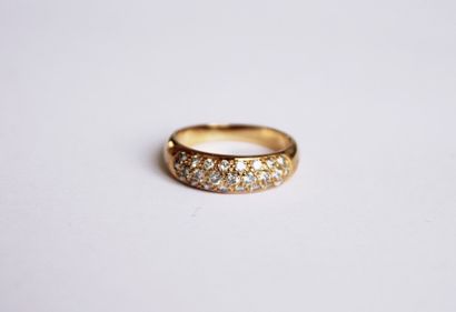 null BAGUE en or jaune, la monture lisse sertie d'une succession de diamants de taille...