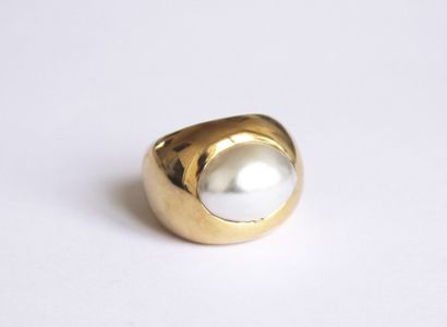 null BAGUE en or jaune, la monture lisse et bombée retenant une perle mabée en serti...