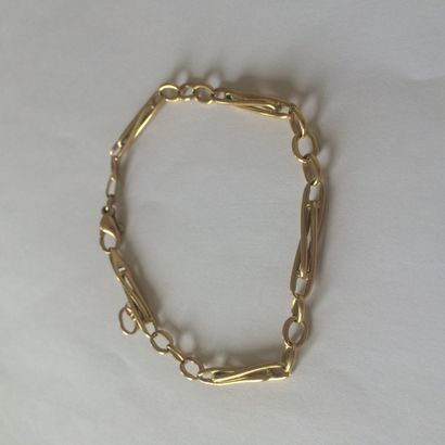 null BRACELET en or jaune, la maille  en motif de volutes entrelacés ponctué de mailles...