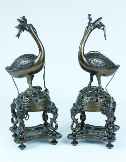 JAPON Paire de sujets en bronze patiné représentant un couple d'oies, tenant dans...