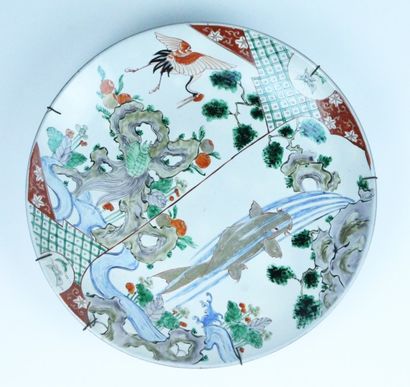 JAPON Grand plat en porcelaine Imari à décor de Carpes Fin XIXème siècle Diam : 40...