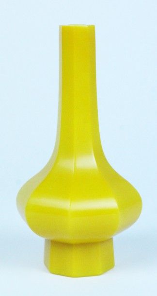 CHINE Vase bouteille de forme octogonale en verre jaune de Pékin. Marque au revers...
